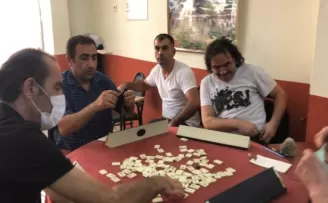 Yasağa rağmen okey masasında böyle yakalandılar