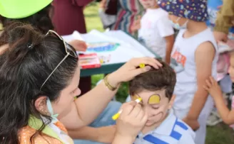 Pandemide sıkılan çocuklar şenlikte stres attı
