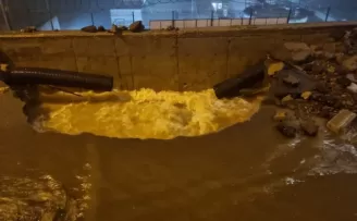 Patlayan su borusu yolu bu hale getirdi
