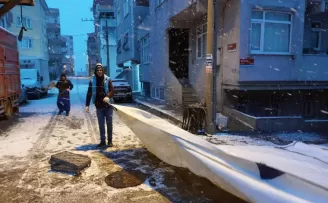 Pazarcılar yoğun kar yağışı altında tezgah açtı
