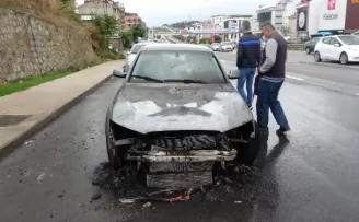 Pendik’te Audi marka araç alev alev yandı
