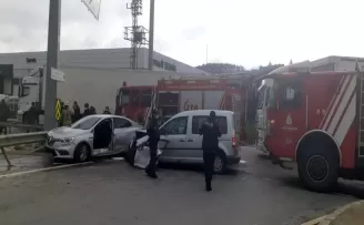 Pendik’te iki otomobil çarpıştı: 3 özel harekat polisi ile bir kişi yaralandı
