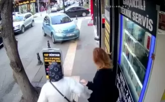 Pendik’te kaza yapan otomobil kaldırıma çıktı, iki yaya saniyelerle kurtuldu

