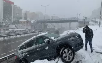 Pendik’te kontrolünü kaybeden araç kaza yaptı
