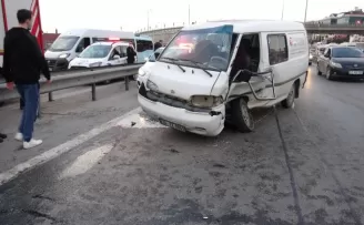 Pendik’te minibüs ile otomobil çarpıştı: 2 yaralı
