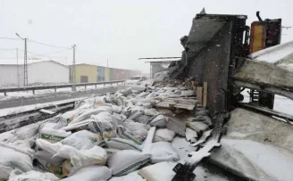 Pendik’te tır devrildi

