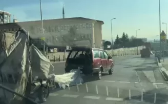 Pendik’te yolda kalan motosikleti naylonla bağlayıp çektiler
