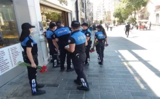 Polisler İstiklal Caddesi’nde KADES’i tanıttı
