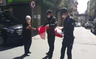 Polisler vatandaşa 23 Nisan için bayrak dağıttı
