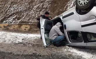 Pöske dağında virajı alamayan araç devrildi: 1’i ağır, 5 yaralı
