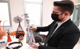 Pursaklar’da atık gazeteler sanata dönüşüyor
