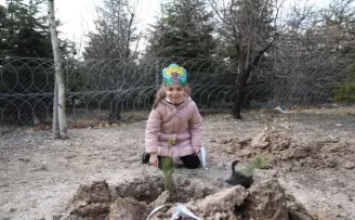 Pursaklar’da minik eller doğayla fidanlar toprakla buluştu
