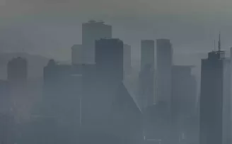 Puslu hava İstanbul’u sardı: Adeta tabloya dönüşen kent havadan görüntülendi
