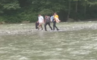 Rafting botundan düşerek akıntıya kapılan kızın imdadına polis yetişti