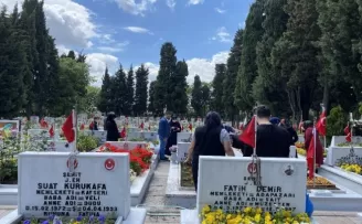 Ramazan Bayramı öncesi aileler, Edirnekapı Şehitliği’ni ziyaret etti
