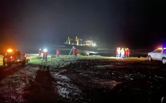 Riva açıklarında kargo gemisi karaya oturdu
