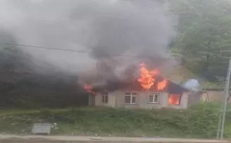 Rize’de 1 ev yanarak kullanılmaz hale geldi

