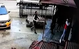 Rize’de 4 kişilik grubun işletmeye saldırı anı güvenlik kameralarına yansıdı
