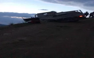 Rize’de askıda kalan kamyonetten atlayan sürücü hayatını kaybetti