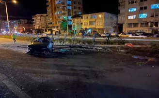 Rize’de aydınlatma direğine çarpan araç takla attı: 2 yaralı
