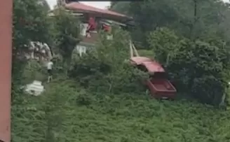 Rize’de el freni boşalan araç çay bahçesine uçtu