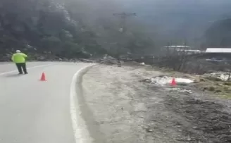 Rize’de heyelan Ayder Yaylası’nın yolunu ulaşıma kapattı
