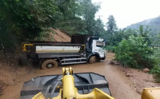 Rize’de heyelanlar köy yollarını ulaşıma kapattı