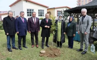 Rize’de okul bahçelerine meyve fidanları dikildi
