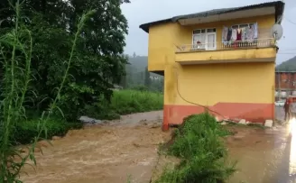Rize’de şiddetli yağış dereleri taşırdı
