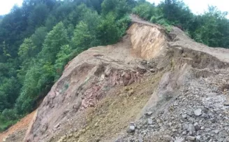 Rize’de şiddetli yağış heyelanlara neden oldu