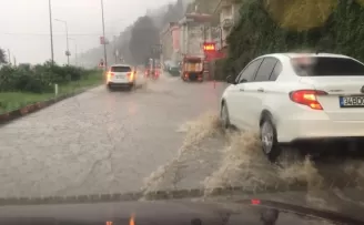 Rize’de şiddetli yağış yolları göle döndürdü
