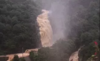 Rize’nin Çayeli ilçesinde Ağaran Şelalesi taştı
