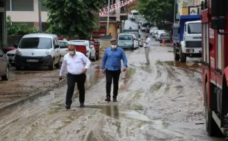 Rize’nin İyidere ilçesinde şiddetli yağmur nedeniyle 20 iş yerini su bastı
