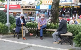Rizeli maskesiz sokağa çıkma yasağına uyuyor
