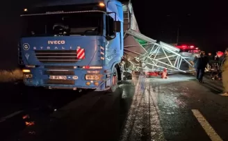 TIR’ın açılan dorsesi işaret levhasına çarptı
