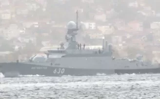 Rus savaş gemisi İstanbul Boğazı’ndan geçti
