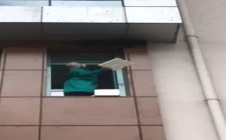 Sağlık çalışanları bu kez kovandan kaçan arılara müdahale etti
