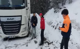 Sahara Geçidinde mahsur kalan sürücülerinin yardımı Kızılay ekipleri koştu
