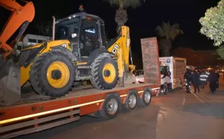 Salihli Belediyesi deprem bölgesine iş makinesi ve personel gönderdi
