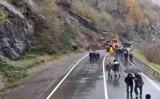 Şalpazarı-Beşikdüzü karayolunda heyelan