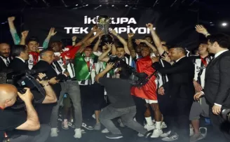 Şampiyon Beşiktaş kupasını aldı

