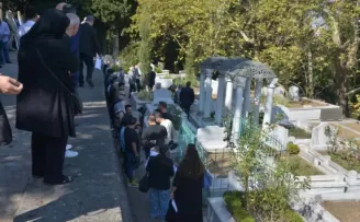 ’Sanat Güneşi’ Zeki Müren Bursa’da mezarı başında anıldı