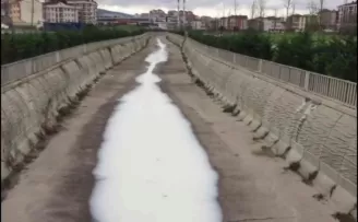 Sancaktepe’de derede akan beyaz madde paniği

