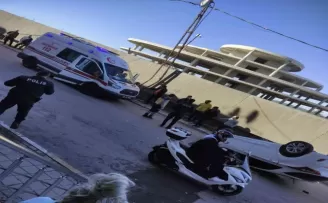 Sancaktepe’de elektrik direğine çarpan araç takla attı
