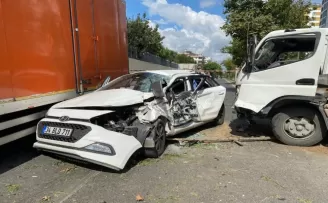 Sancaktepe’de feci kaza: Otomobil 2 kamyonetin arasında kaldı
