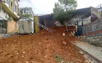 Sancaktepe’de kum boşaltan kamyon bir anda yola devrildi
