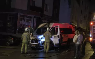 Sancaktepe’de park halinde bulunan servis minibüsün alev alev yandı
