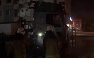 Sancaktepe’de park halindeki tır yandı
