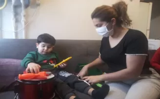 Sarıyer’de ayağı darbukaya sıkışan minik Ayaz’ı itfaiye kurtardı
