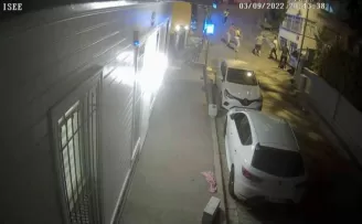 Sarıyer’de bıçaklı park kavgası kamerada
